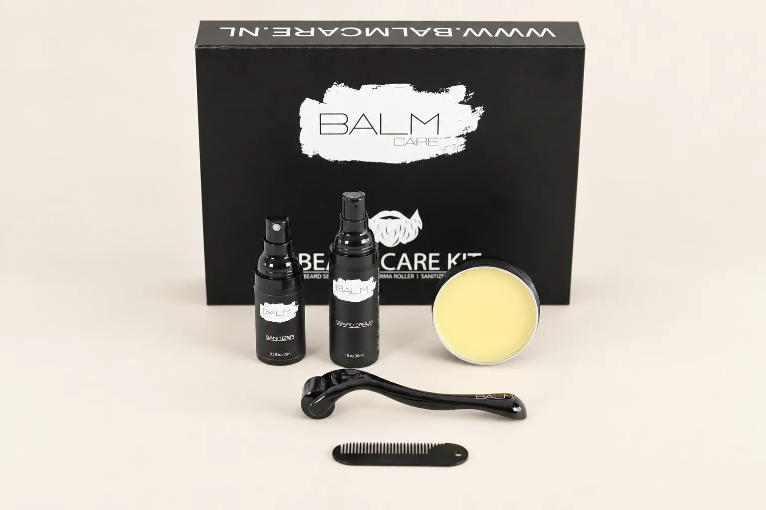 Geopend baardverzorgingspakket met de textuur van de balsem, serum, sanitizer, kam en dermaroller